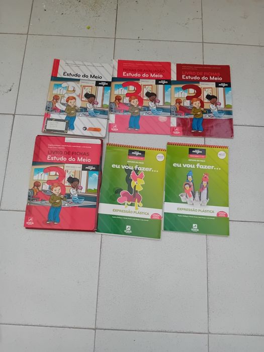 Conjunto de livros de terceiro e quatro ano com capa de guardar e tudo