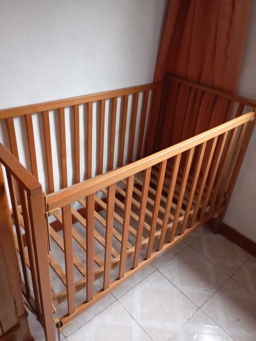 Cama de bebe em grande de madeira