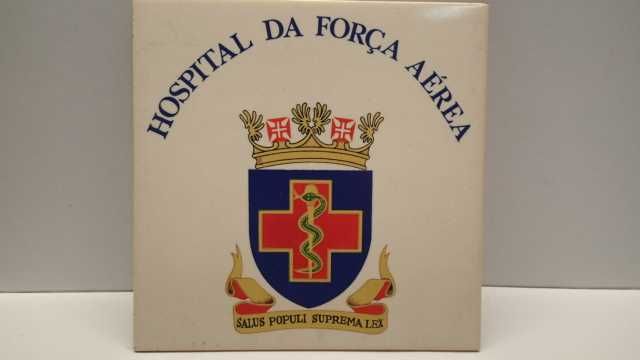 Azulejo com brasão do Hospital da Força Aérea