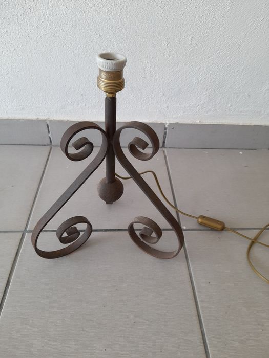 Candeeiro em ferro rústico cor castanho