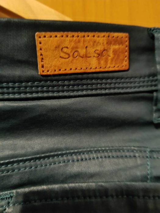 Calças em ECOPELE da salsa cor verde seco