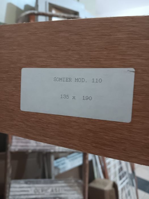 Cama com estrado sem colchão