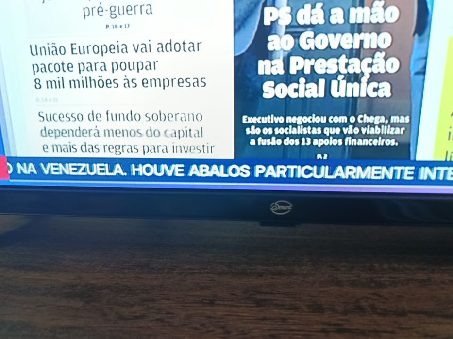 TV LED Smart 24" com Comando – Como Nova!