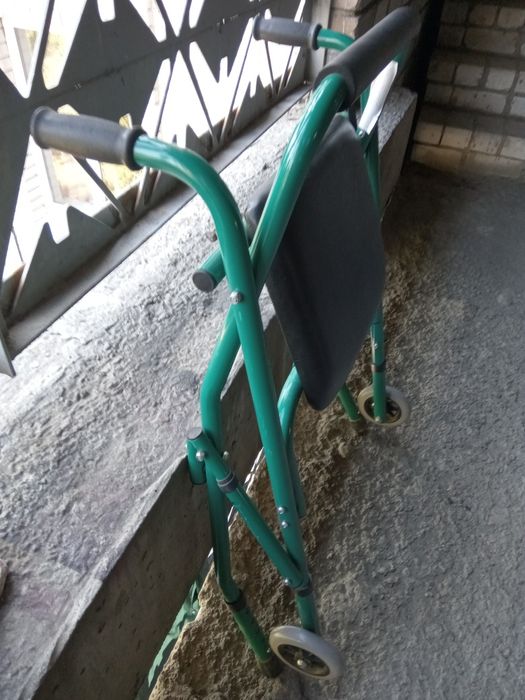 Ходунки для взрослых с колесами и сидением