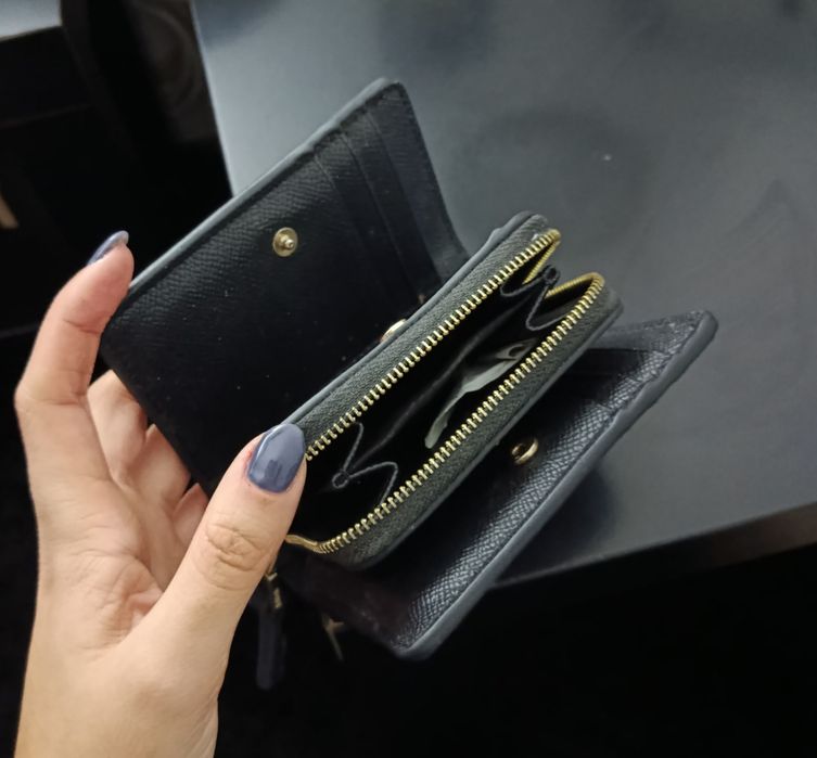 Carteira da Parfois. Com muito espaço.