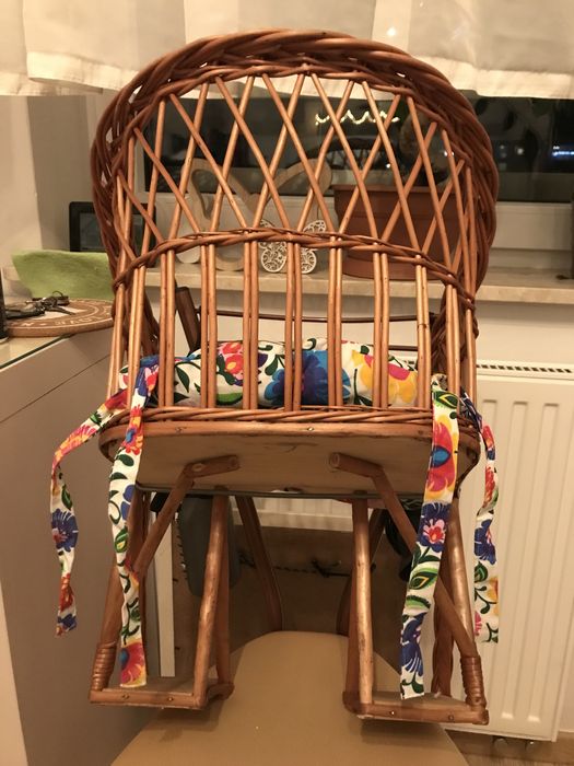Handmade wiklinowa huśtawka niemowlęca z podnóżkiem i poduszką