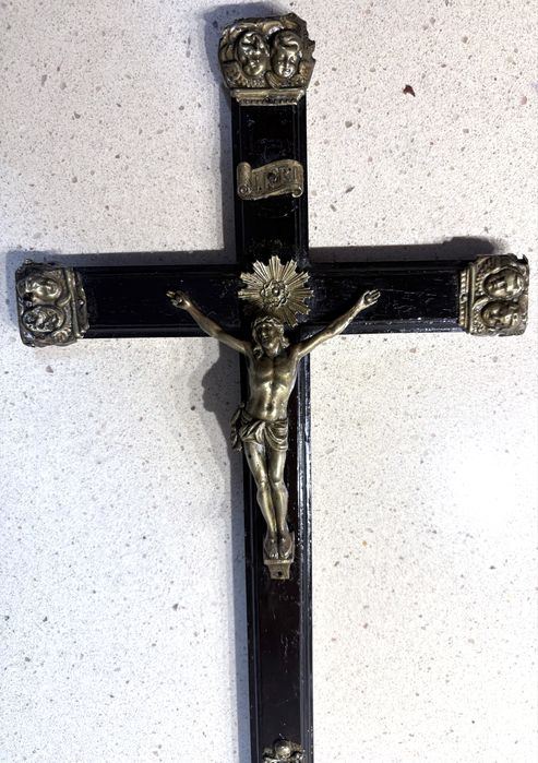 Antigo crucifixo em Pau Santo com Cristo e adornos Memento Mori e Cherubins em latão - Sec. XIX