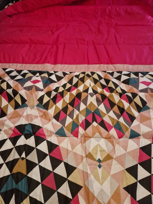 Edredom casal cor de rosa e triângulos