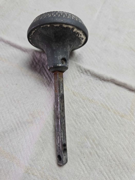Puxador de Porta Antigo em Metal Trabalhado
