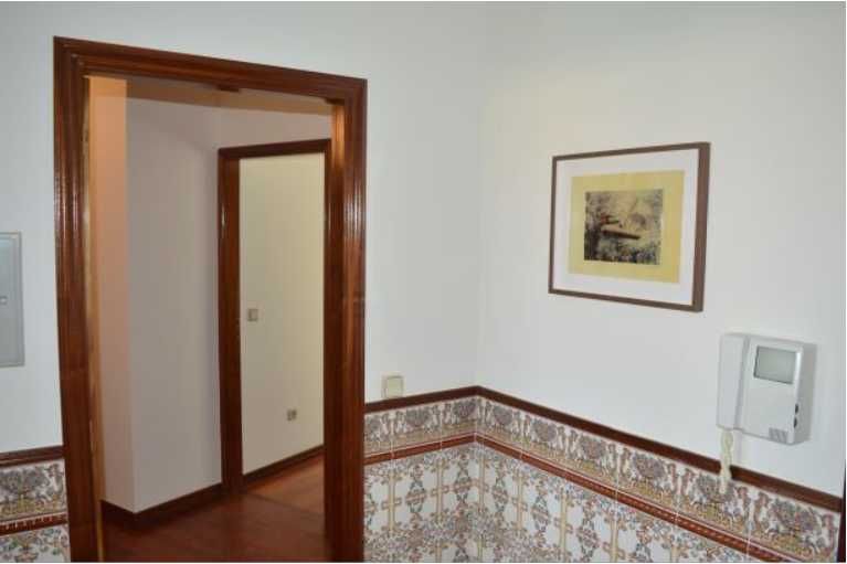 Quarto com casa de banho privativa para rapariga estudante – Marques de Pombal