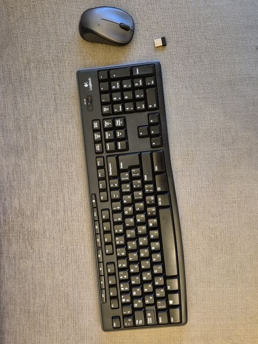 Logitech комплекти МК330 або MK270 бездротова клавіатура та мишка.
