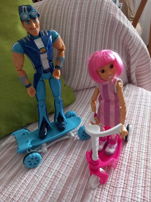 Vila moleza  Sportacus & Stephanie fig. articul. c trotinete de tração