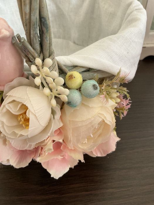 Святкові корзини задекоровані квітами