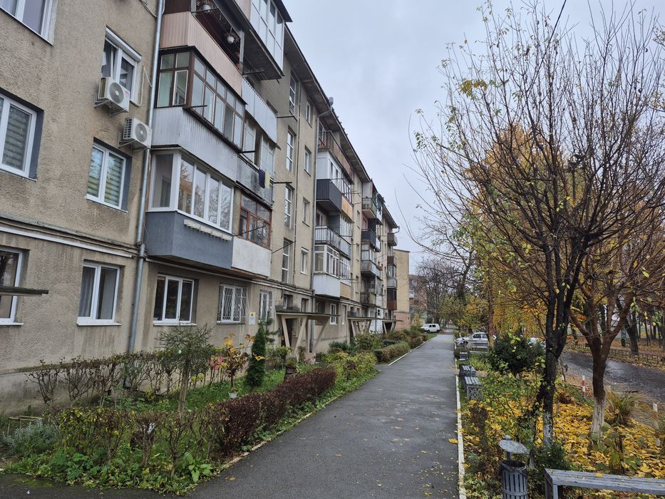 Здається двохкімнатна на набережній.Черемушки.