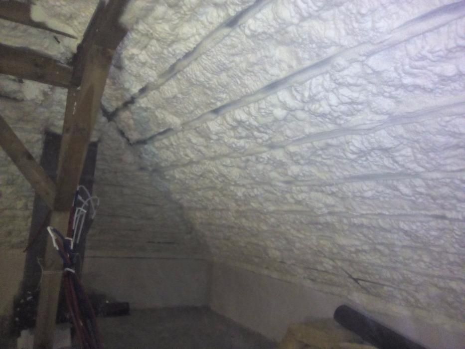 Ocieplenie natrysk pianki PUR poddasza izolacja piana