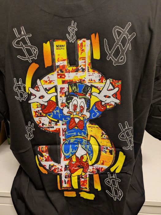 T-shirt z nadrukiem Sknerus McKwacz z przodu i z tyłu