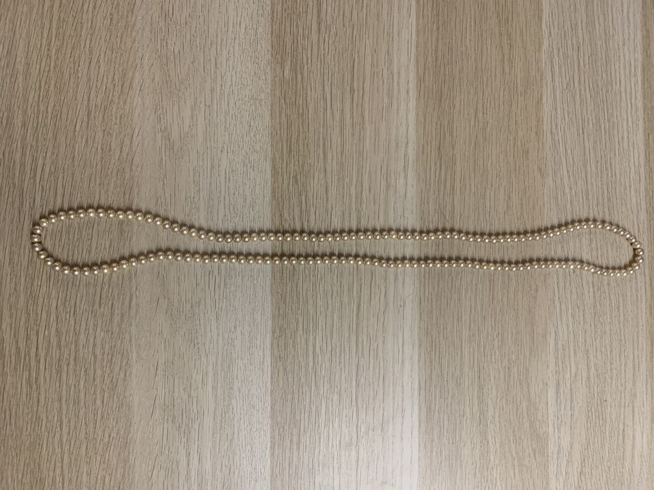 Quatro colares em perolas e metal