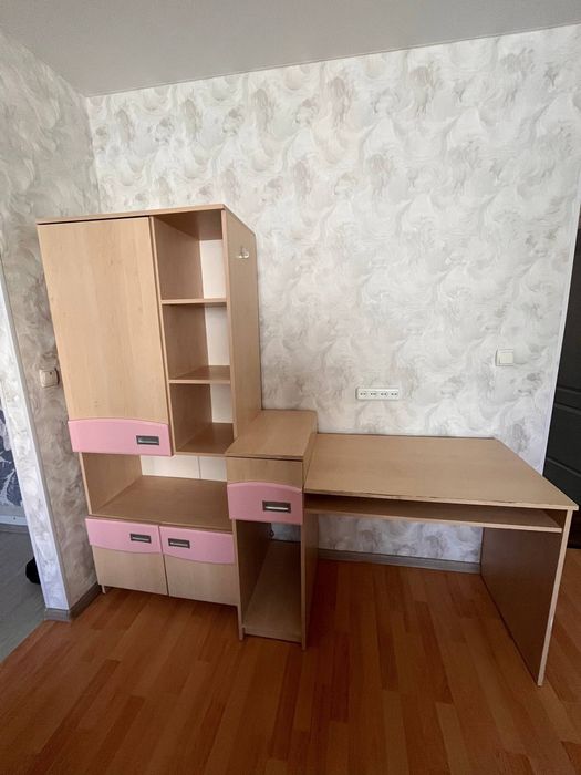 Шкаф зі столом в гарному стані.