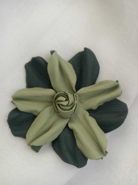 Broszka kwiat ze skóry