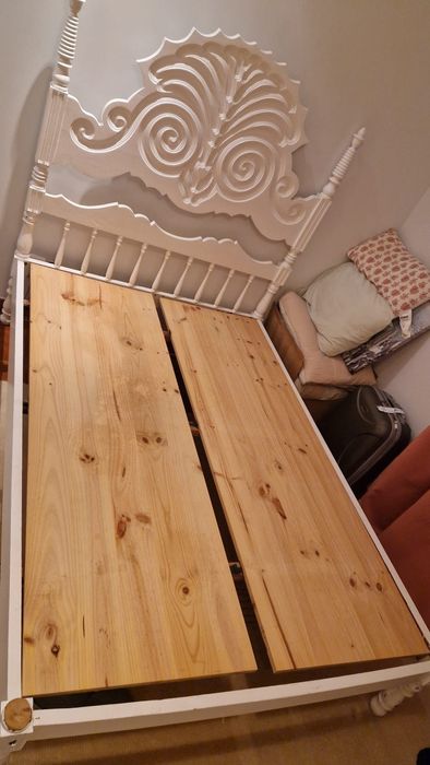 Cama  branca em madeira