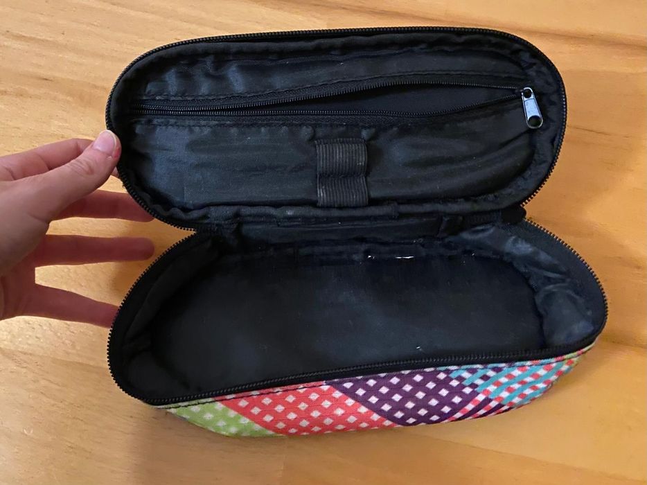 2 estojos diferentes