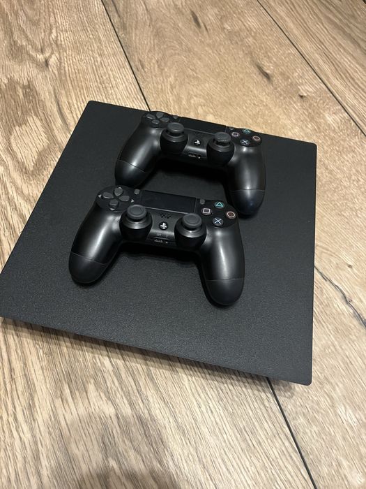 Playstation 4 Pro + 2 pady