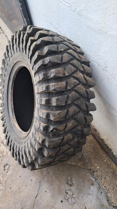 Vendo 1 pneu 37x12.5r17