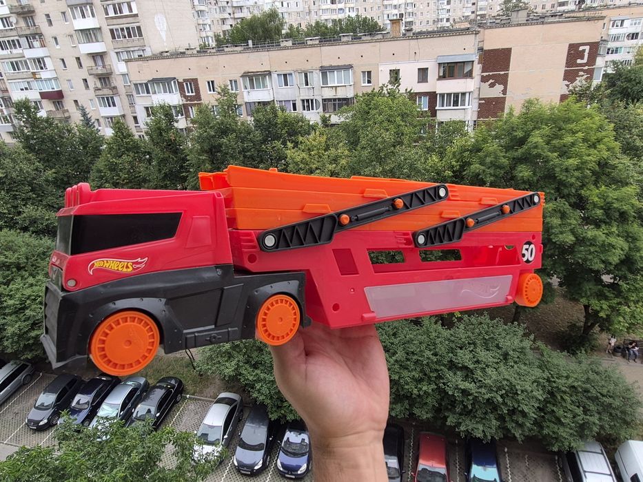 великий автовоз Hot Wheels Mega Hauler