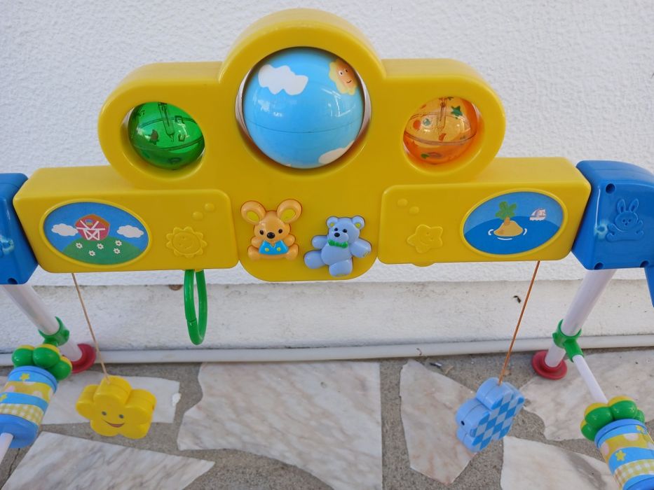 Brinquedo de crianca, a trabalhar com pilhas, música  e luzes.
