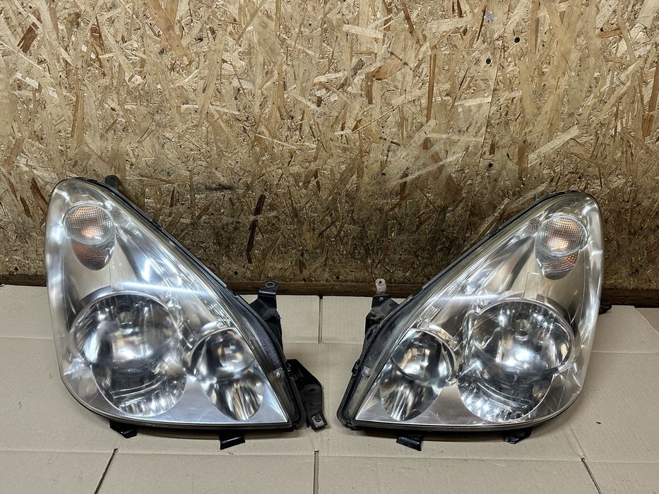 Передні фари Toyota Corolla Verso AUR10 Тойота Версо AR10 2001-2009