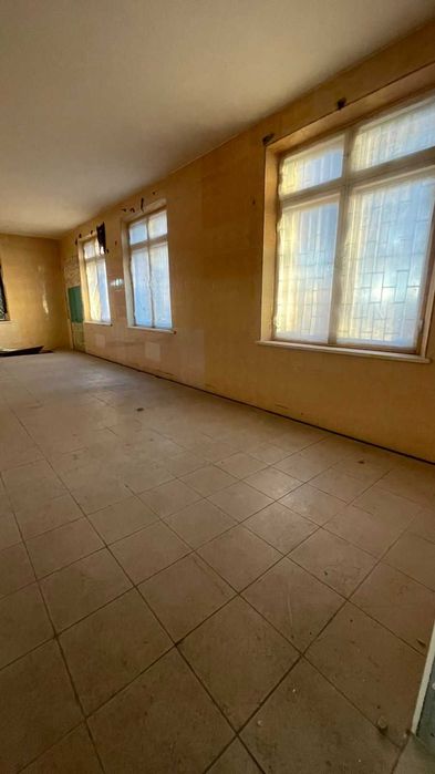 Офісне приміщення  площею 400 м² на  ділянці 30 соток в с. Плесецьке