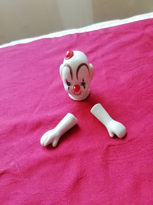 Cabeça e mãos de palhaço
