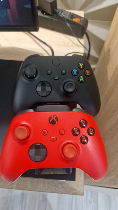 Konsola Xbox One X 1TB  4K + 2 pady + FC26/Forza 5
