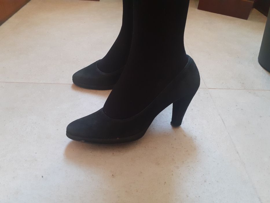 Sapatos pretos de camurça salto alto