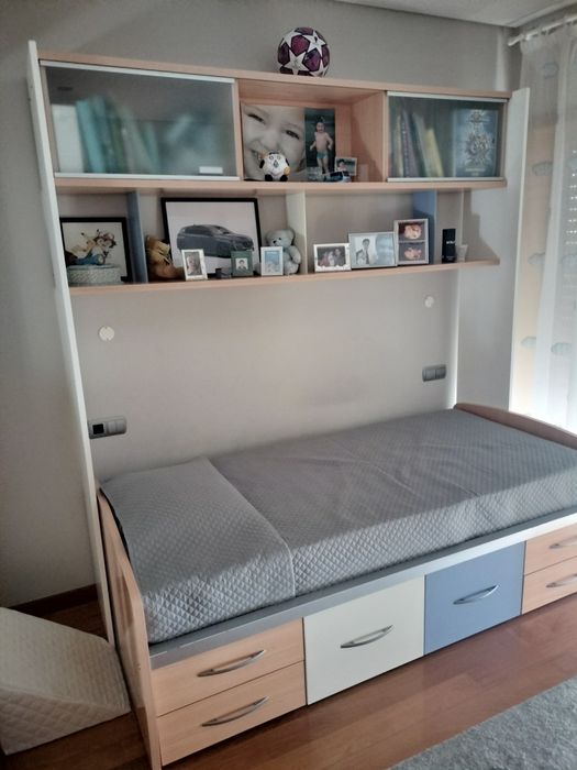 Sala de estar, jantar e quarto solteiro.