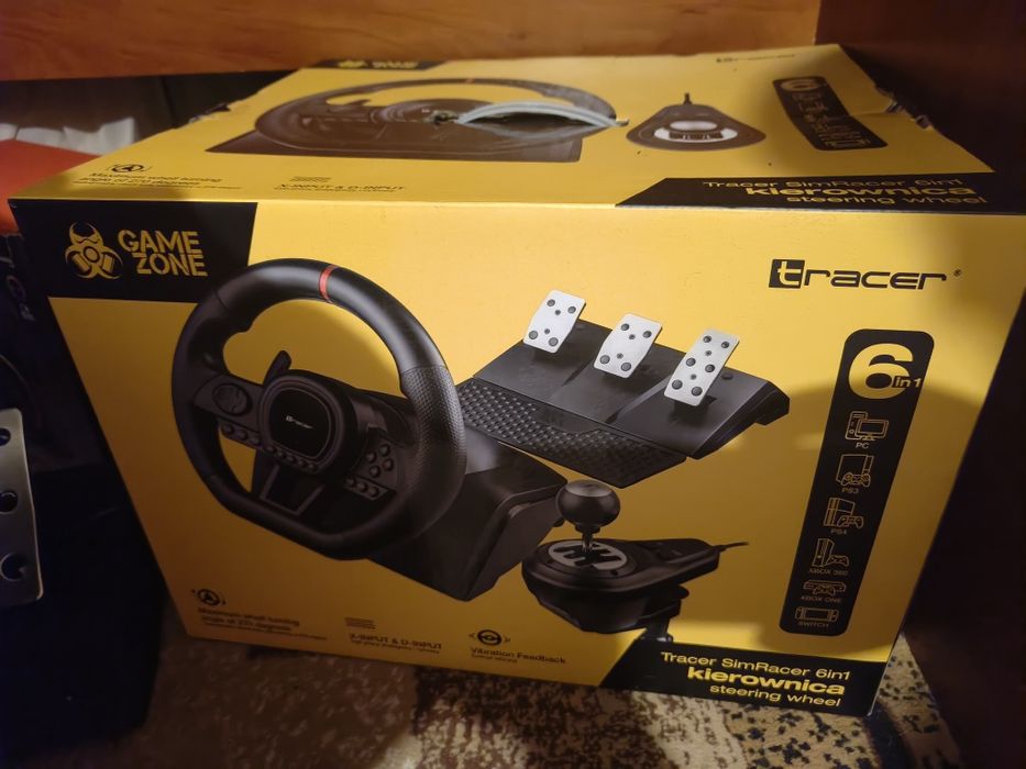 Компьютер с игровым рулём.