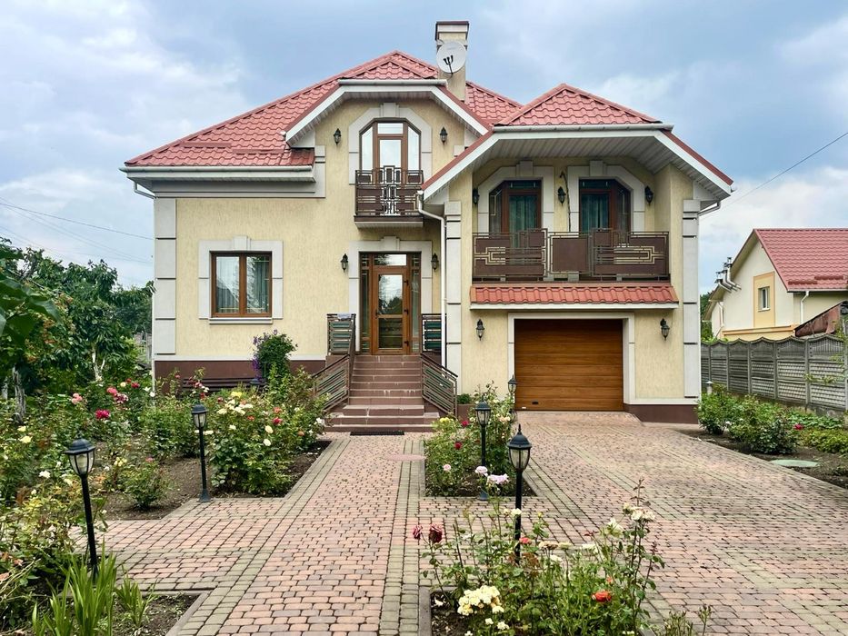 Продам будинок  з ремонтом . Ідеальна локація .