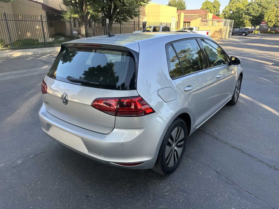 Volkswagen e-Golf      2015