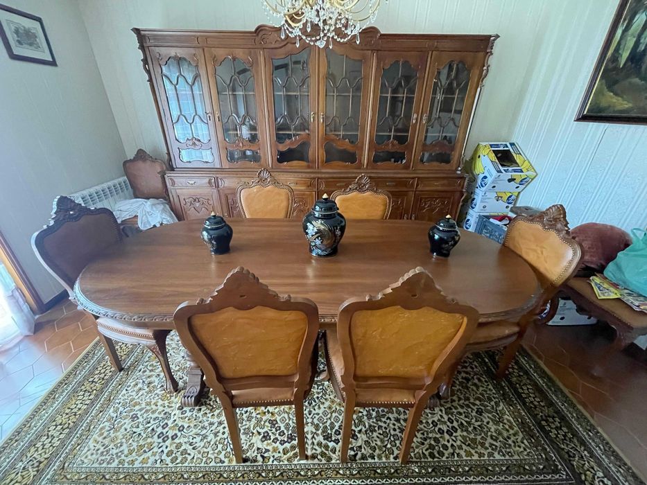 Conjunto de sala de jantar clássico em madeira – excelente estado