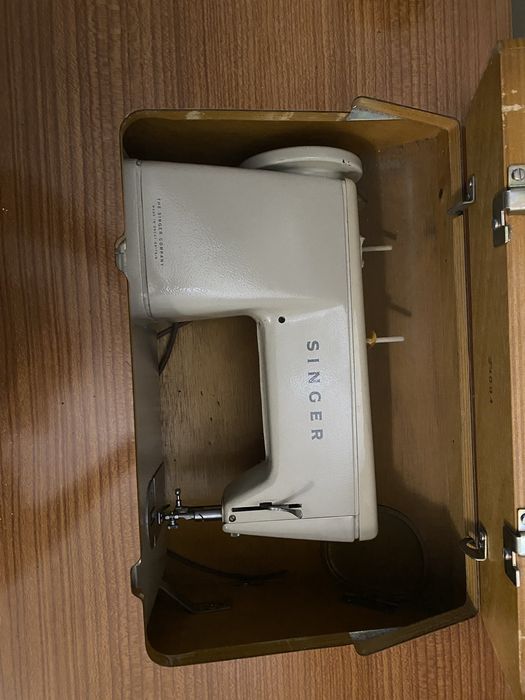 Máquina de Costura Singer 457 com móvel e pedal original