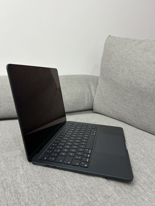 MacBook M2 em estado impecável