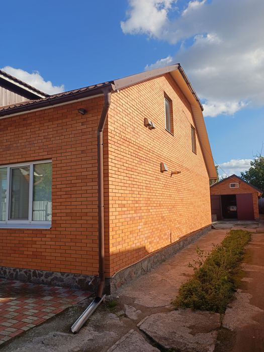 Продаж нового цегляного будинку в центральній частині міста.