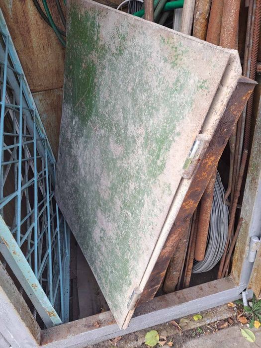 Металеві двері, люк