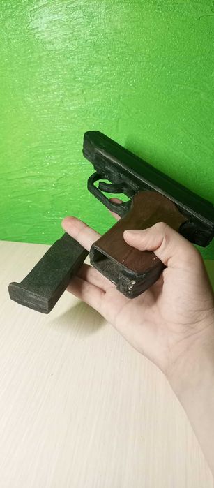 Пістолет Макарова із дерева.