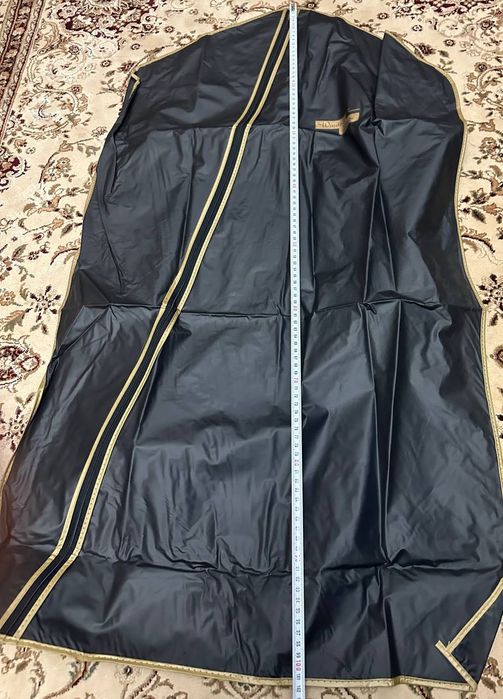 Чорний чохол для одягу