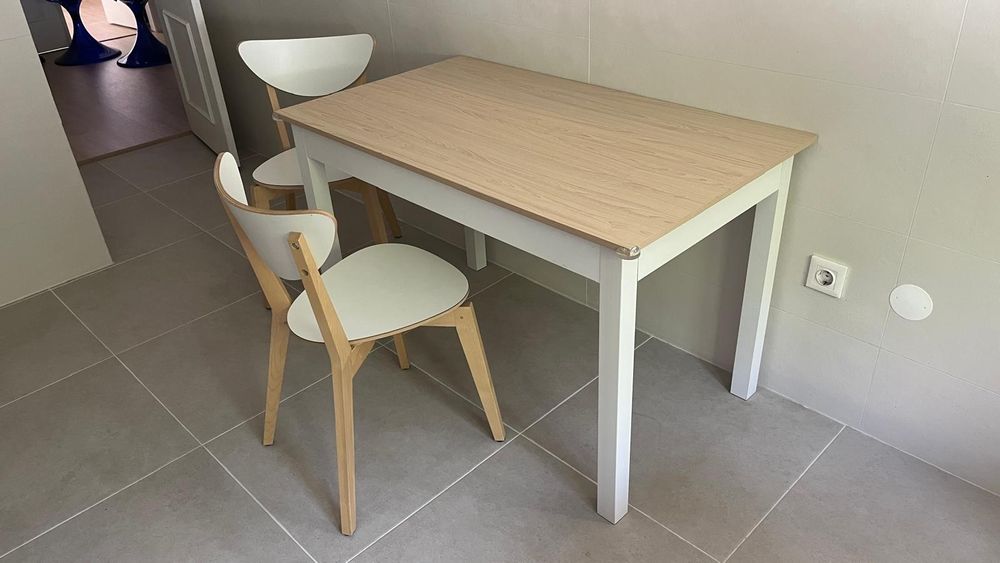 Mesa de jantar + 2 cadeiras