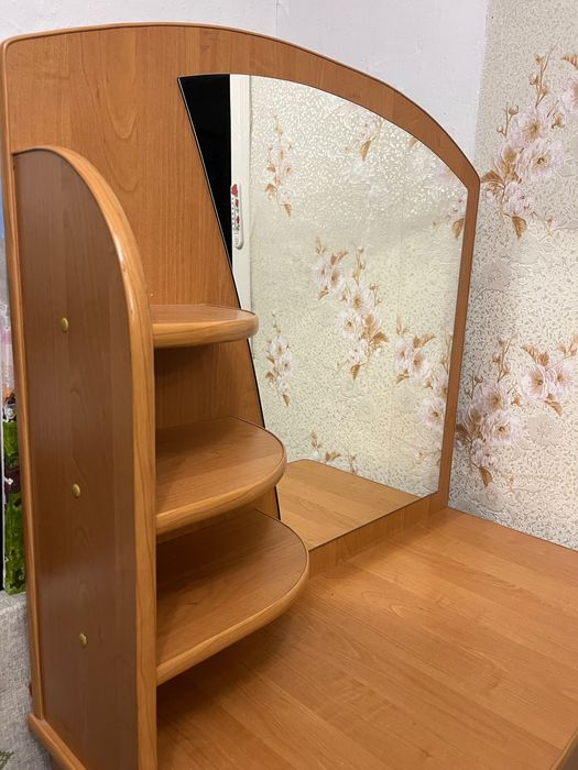 Продам трюмо з дзеркалом у хорошому стані.