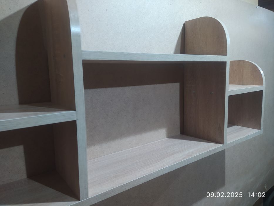 Большая книжная полка.