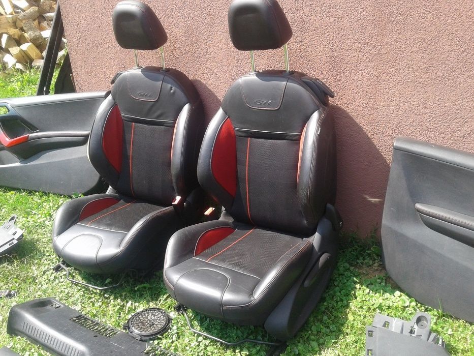 Peugeot 208 GTI Europa Fotele Skóra Czarna Czerwona Nić Boczki Pasy 3D