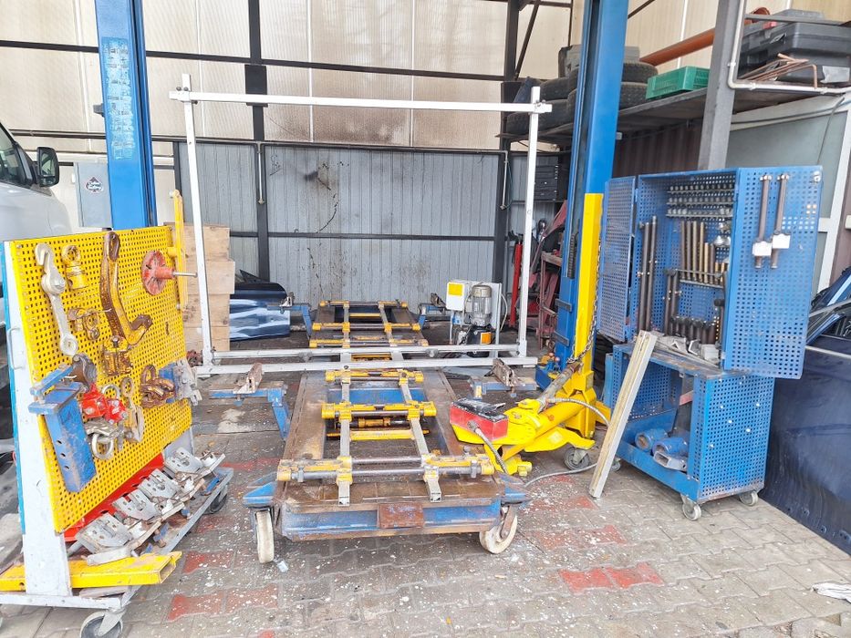 Rama blacharska Caroliner na podnośniku nożycowym